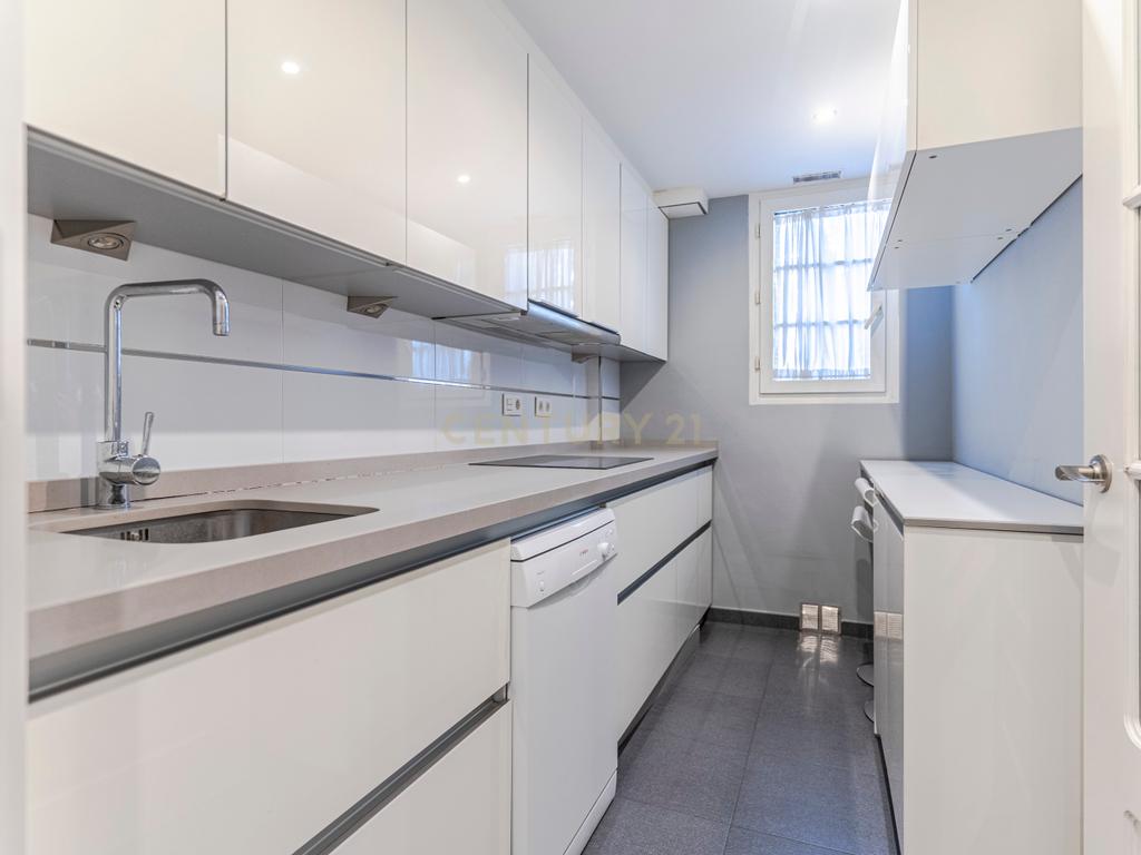 Apartamento Renovado em Granada com Garagem e Segurança - Image 6