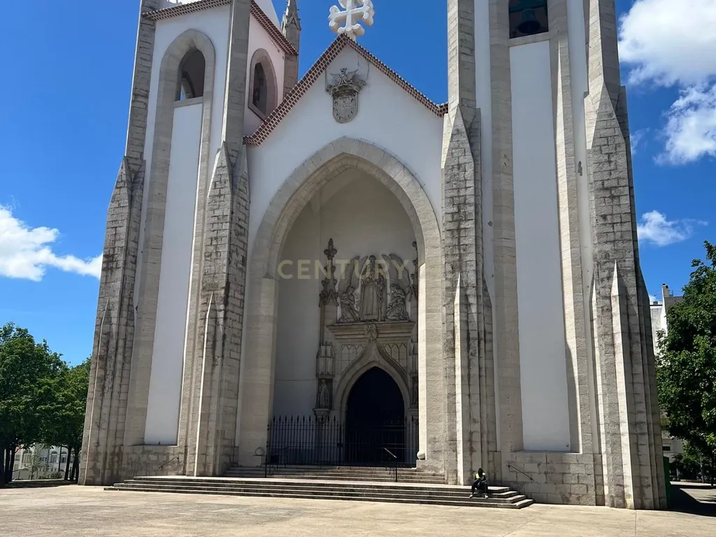 Oportunidade de Investimento em Campo de Ourique – Habitação + Loja Arrendadas com Garagem - Image 8