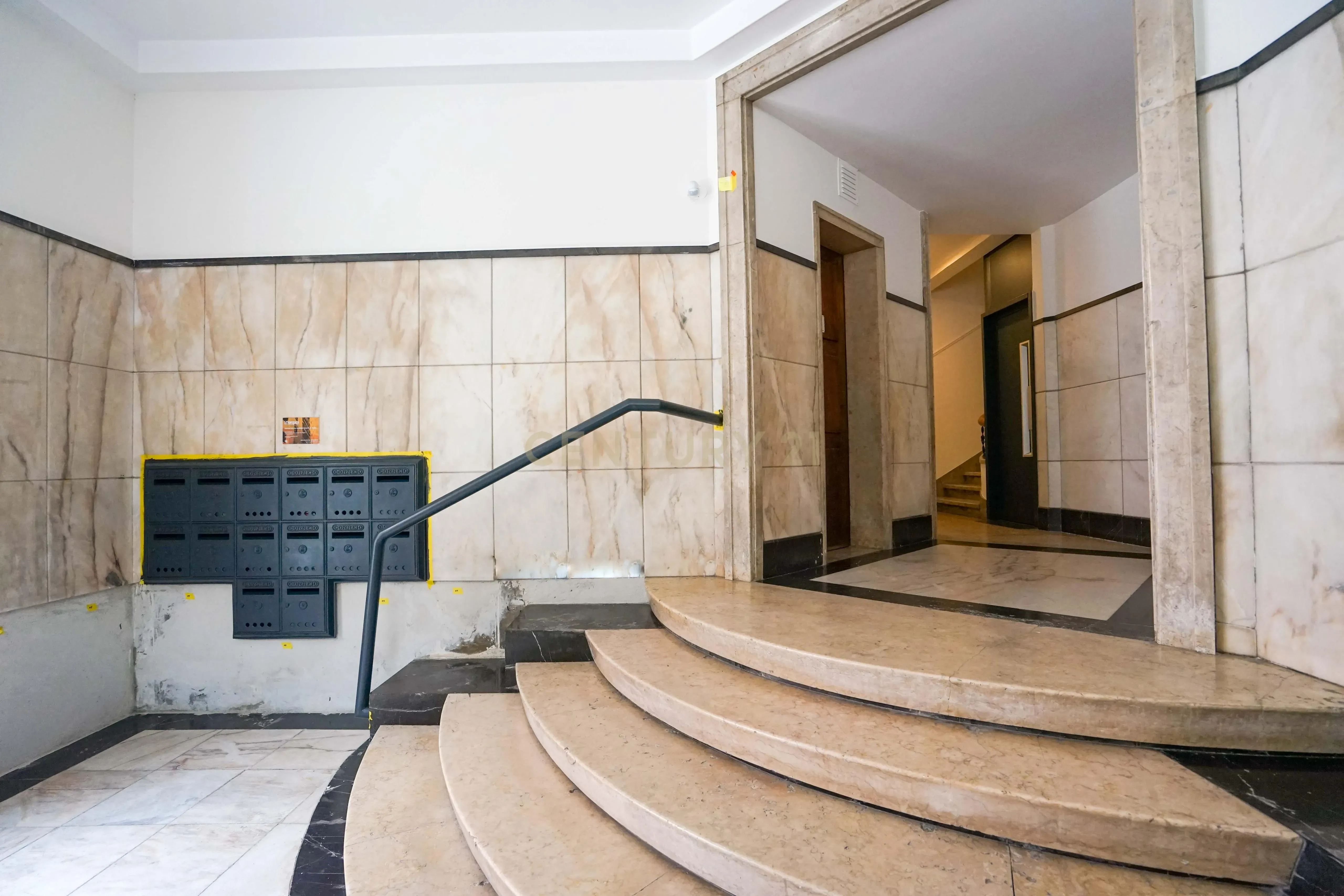 Apartamento T6 Avenida António Augusto de Aguiar - Image 4