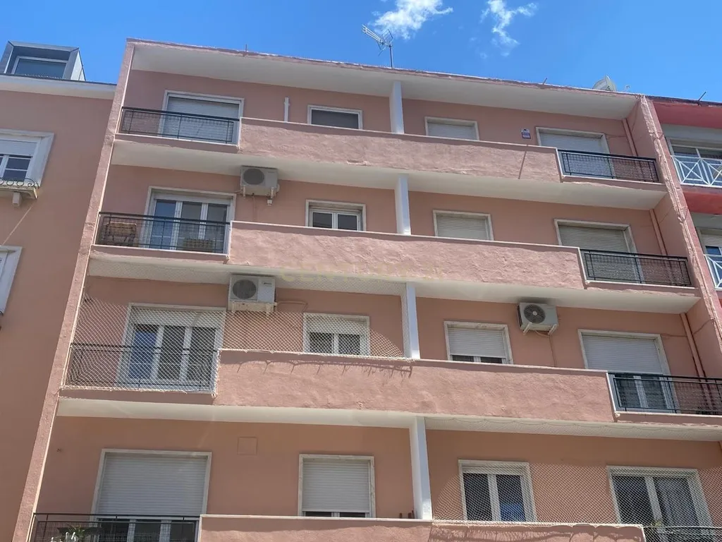 Oportunidade de Investimento em Campo de Ourique – Habitação + Loja Arrendadas com Garagem - Image 1
