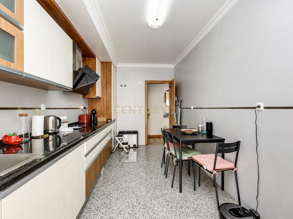 Apartamento T2 para Arrendamento | Urbanização do Neudel, Amadora - Image 12