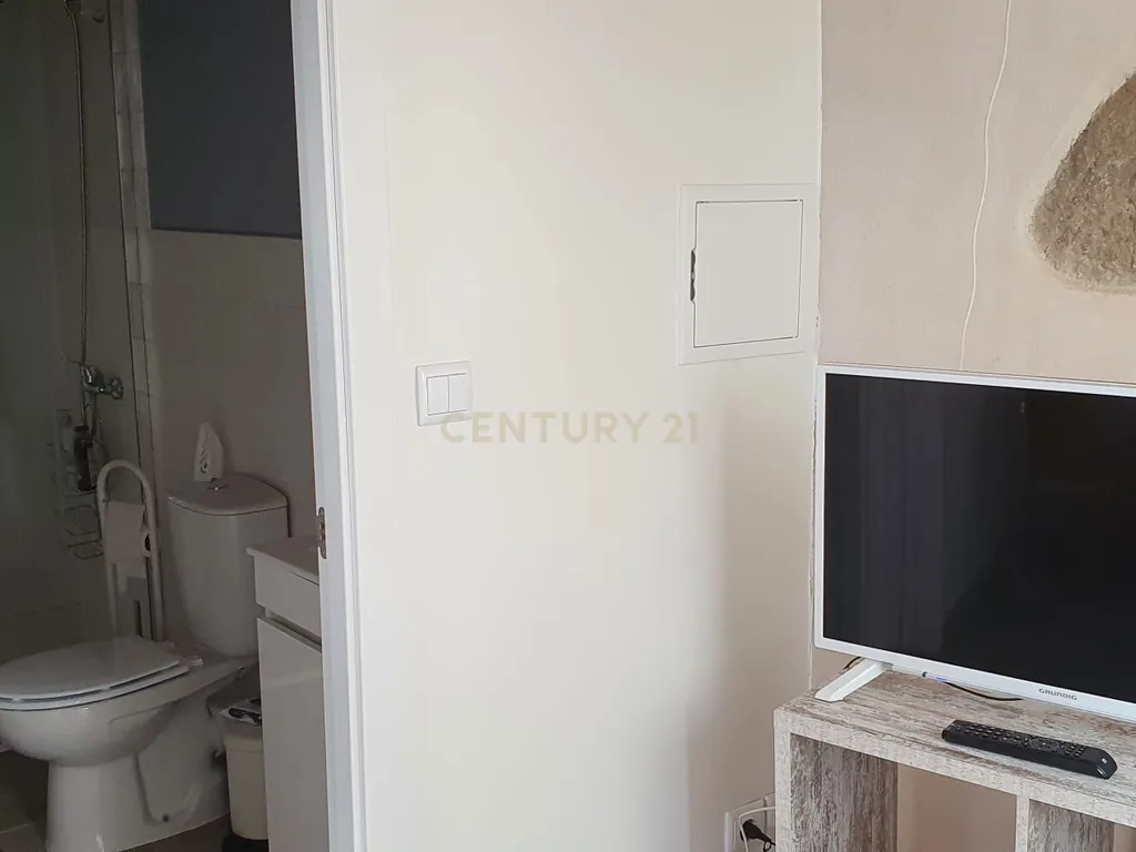 Moradia renovada com estúdio privativo - Image 18