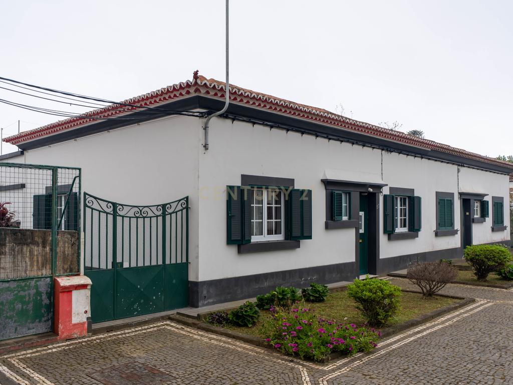 Moradia T4 em Santa Clara - Image 1