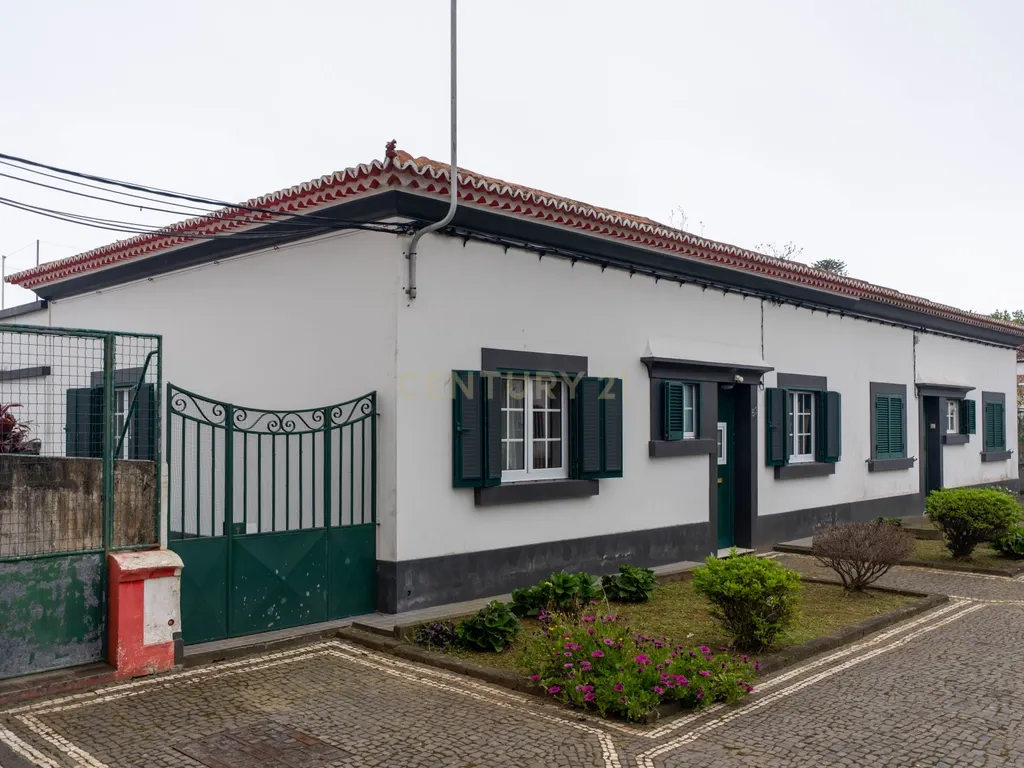 Moradia T4 em Santa Clara - Image 1