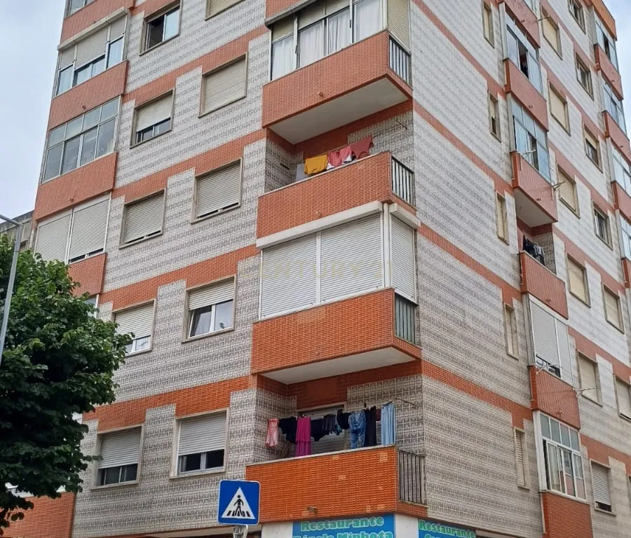 Apartamento T2 com Suite e Varanda – Queluz (Av. Miguel Bombarda) - Image 2