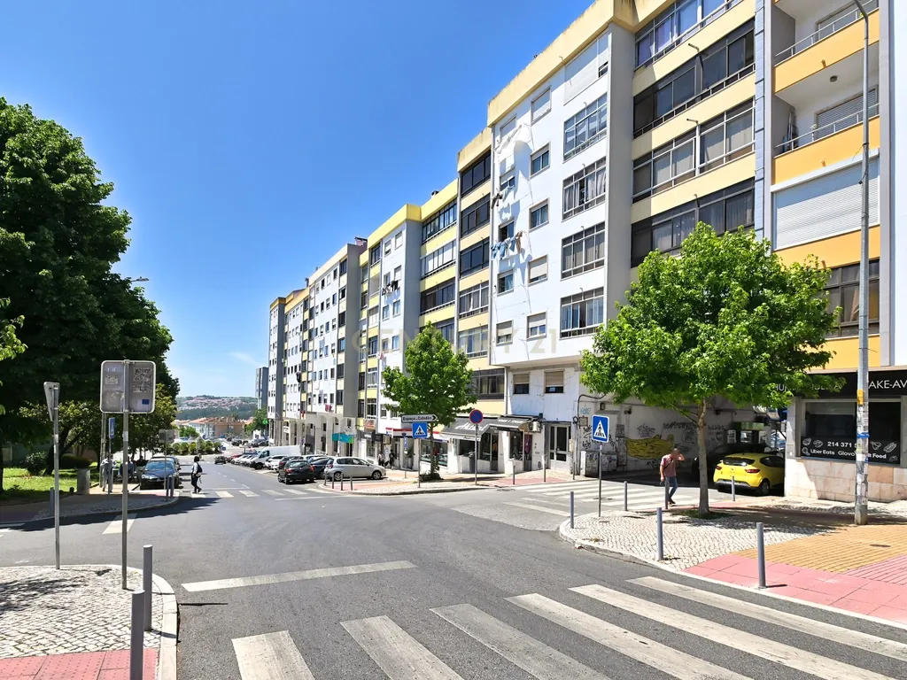 Apartamento T2 em Massamá com Varanda e arrecadação - Image 18