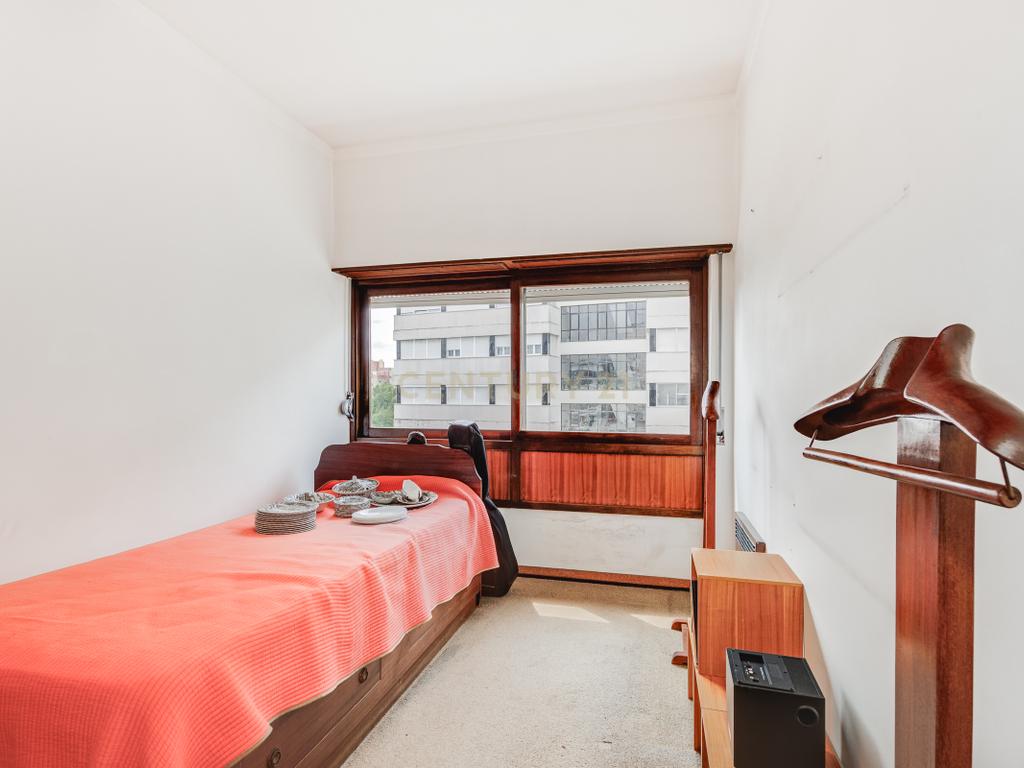 Apartamento T4 com Boas Áreas - Prt Av. Cidade Lourenço Marques - Olivais - Image 8