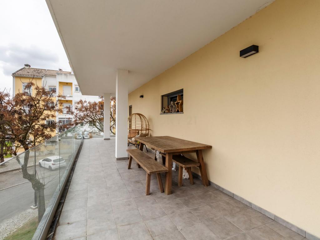 T2 Semi-Novo (2023) | Terraço/Varanda em U de 60 m² | Parqueamento + Arrecadação | Elevador | Quinta da Várzea, Sobreda (Almada) - Image 7
