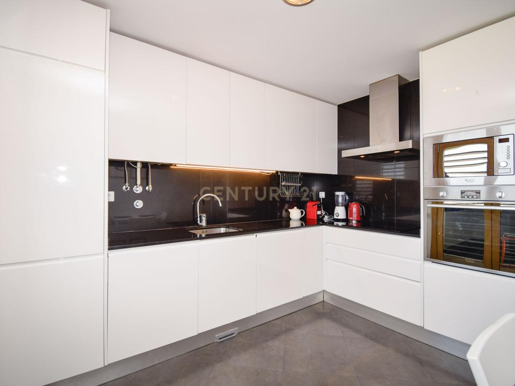 Apartamento T3 com Áreas Generosas e Vista Desafogada - Image 21