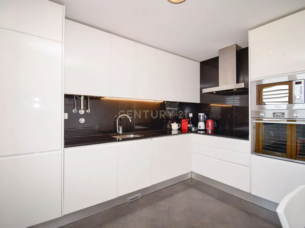 Apartamento T3 com Áreas Generosas e Vista Desafogada - Image 21