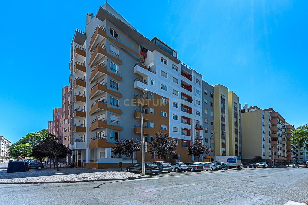 Apartamento de 4 assoalhadas em Zona Premium c/ 122m2 VANICELOS - SETUBAL - Image 2
