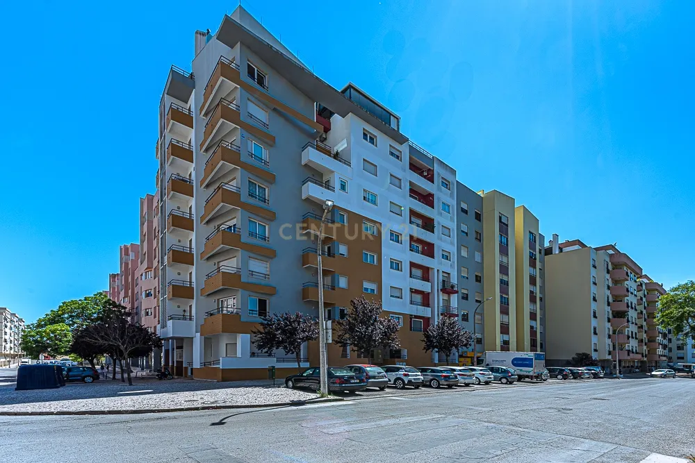 Apartamento de 4 assoalhadas em Zona Premium c/ 122m2 VANICELOS - SETUBAL - Image 2