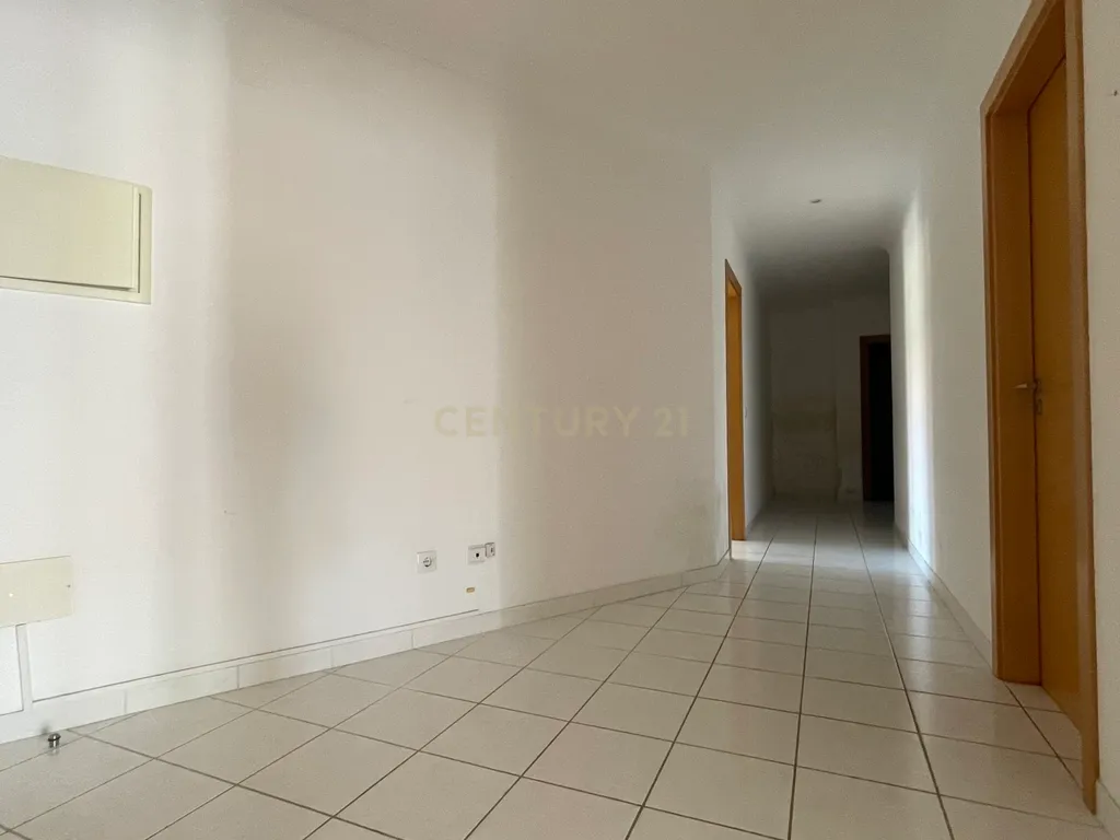 Apartamento T3, com Varanda, Arrecadação e 3 Lugares de estacionamento, no Pinhal Novo - Image 9