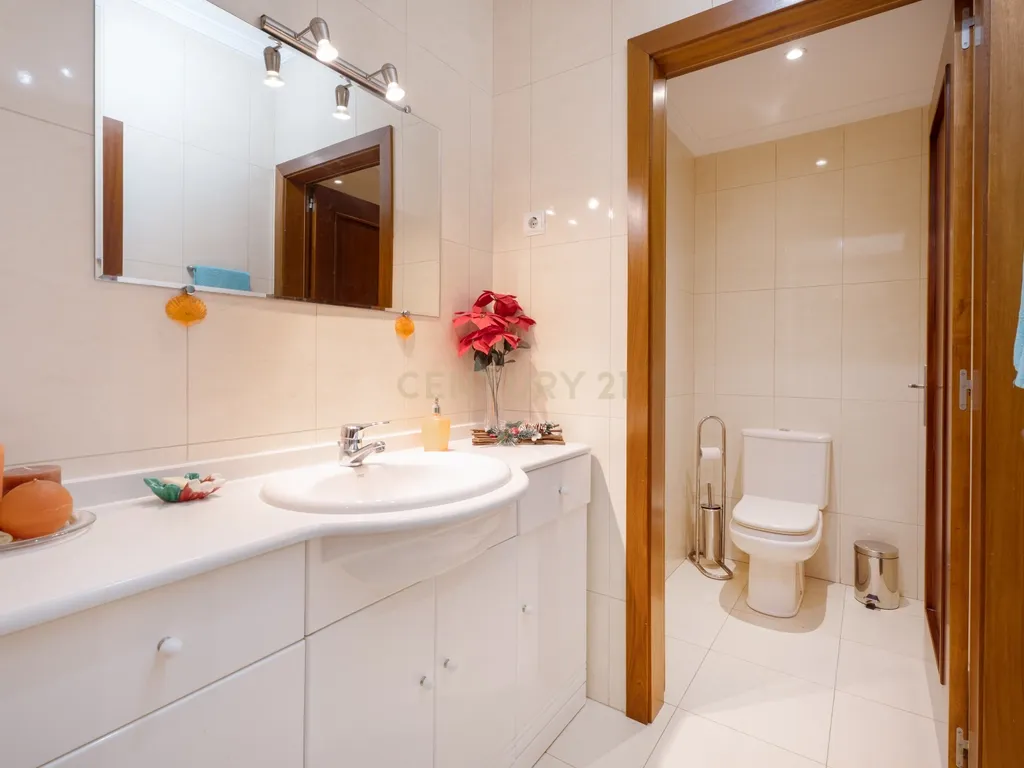 Penthouse Exclusiva T5 – Luxo, Conforto e Espaço em Pleno Coração da Cidade - Image 17