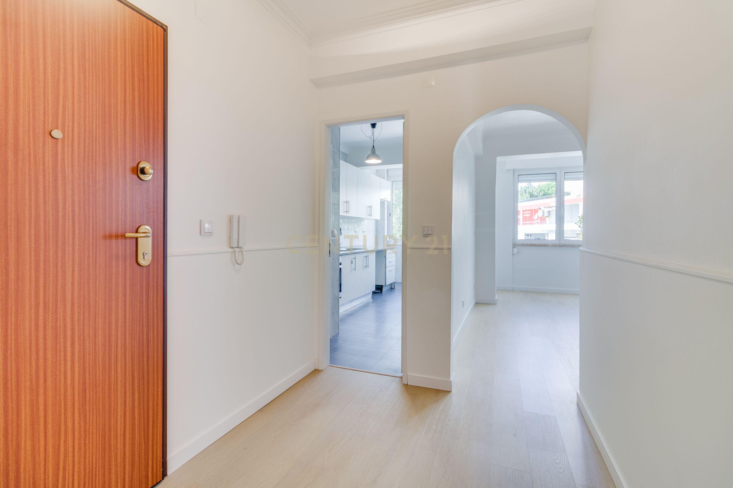 Fotografia 4 de Apartamento T3 Espaçoso e com Excelente Localização na Rinchoa — Rio de Mouro