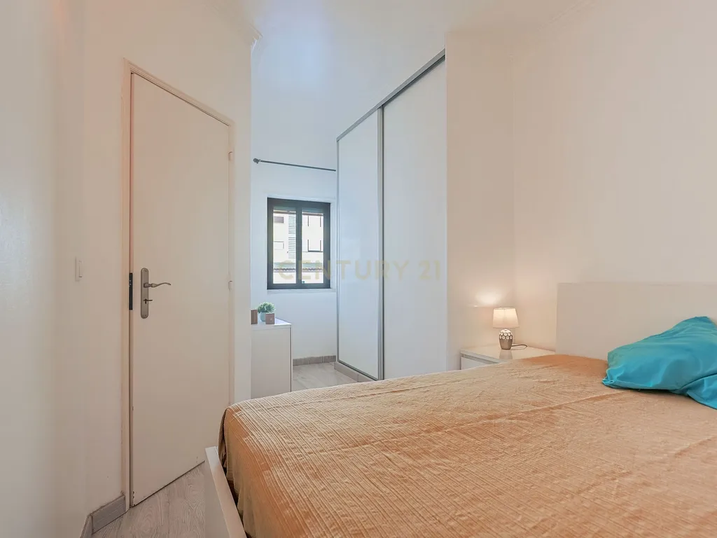 Apartamento T0 na Costa da Caparica, perto de transportes e serviços. - Image 2