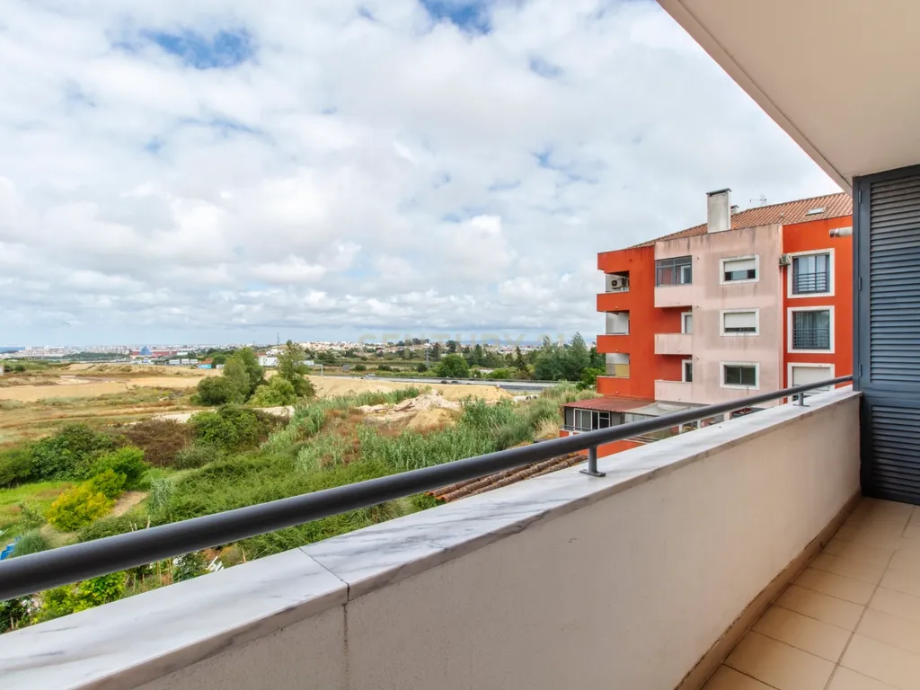 Espaçoso T3 com Varanda em Caparica, Almada - Image 39
