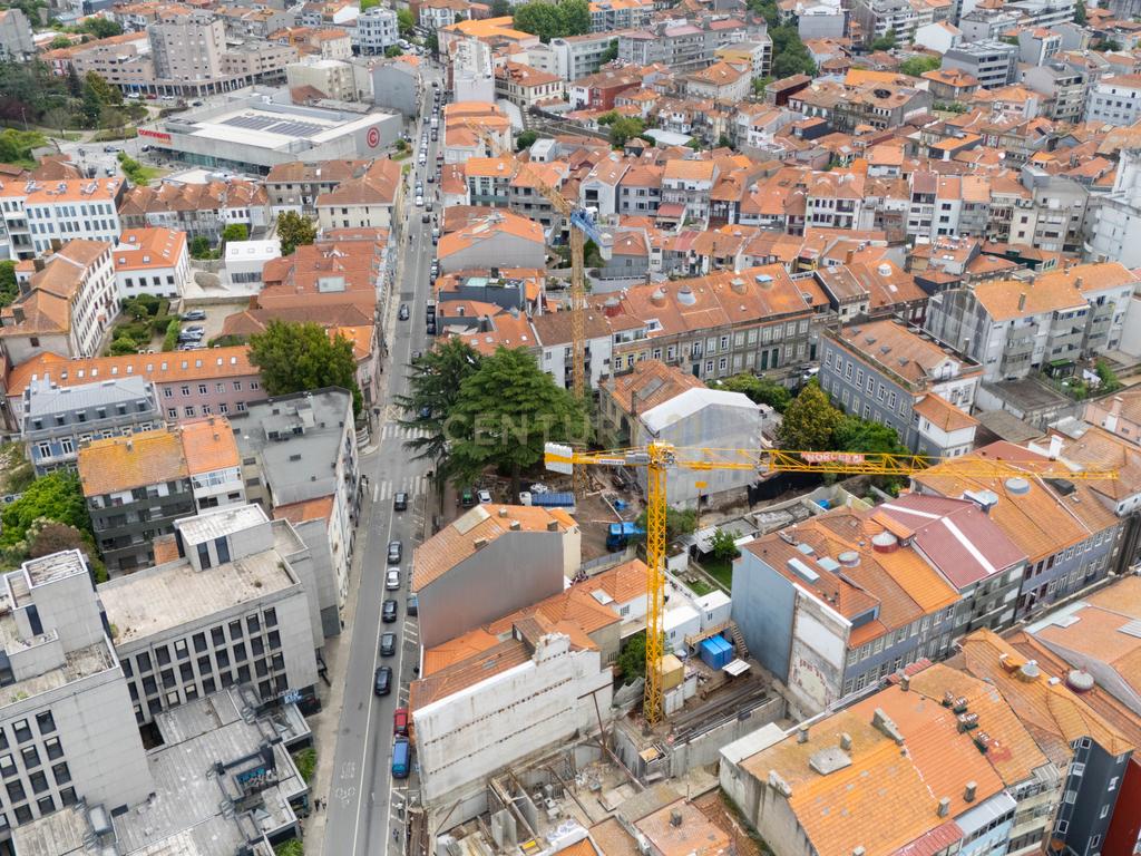 Prédio no centro do Porto com potencial construtivo. - Image 9