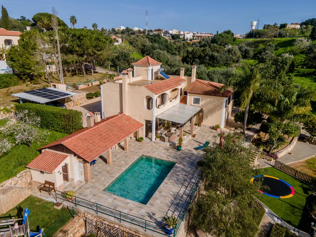 ESPETACULAR MORADIA COM PISCINA, GARAGEM, JARDIM E TERRENO - Image 3
