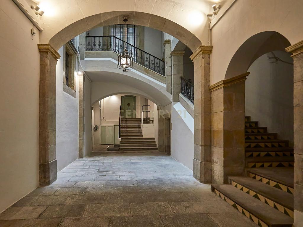 Duplex Espetacular em Barcelona, Cataluña - 463m² de Potencial - Image 28