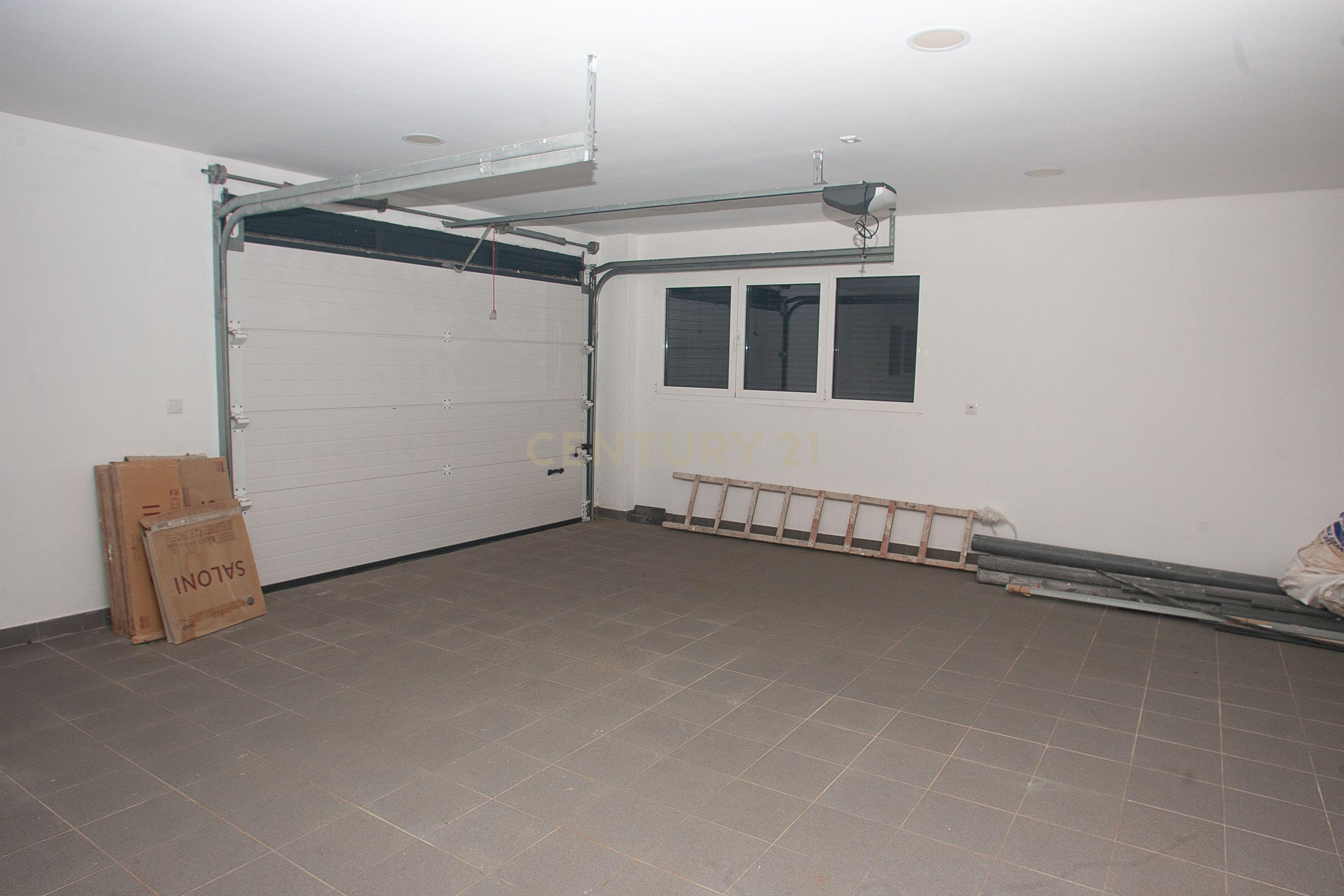 MORADIA T5 + 3 EM FAMÕES, COM PISCINA, JARDIM E BOX PARA 4 CARROS - Image 36