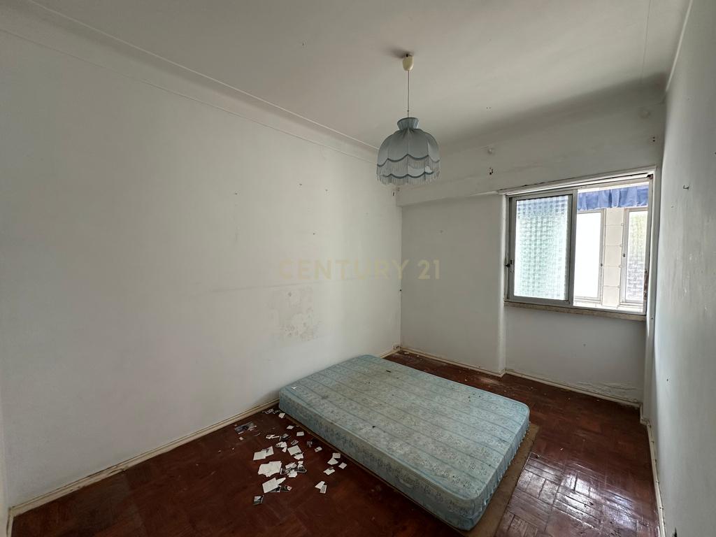 Apartamento T1 para Remodelação – Praça do Brasil, Setúbal - Image 12