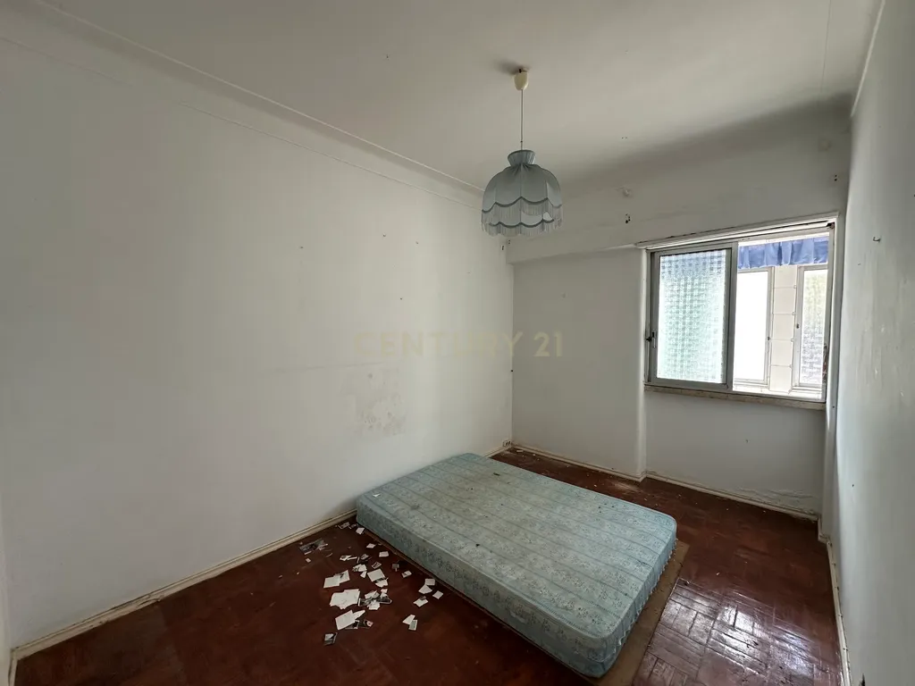 Apartamento T1 para Remodelação – Praça do Brasil, Setúbal - Image 12
