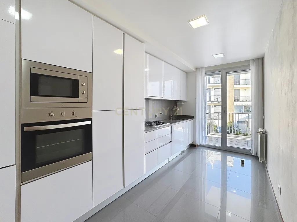 Penthouse T2 com Terraço e Piscina Privativa – Sítio da Nazaré - Image 4