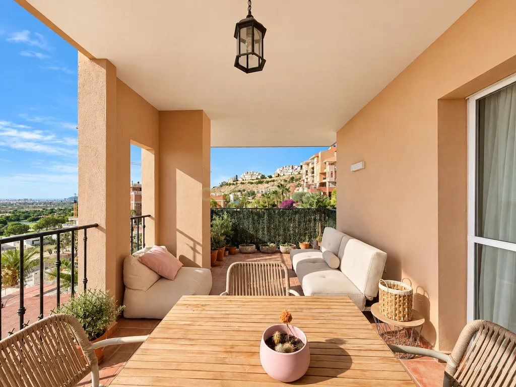 Apartamento totalmente renovado com terraço de 20 m² e piscina em Bonalba - Image 1
