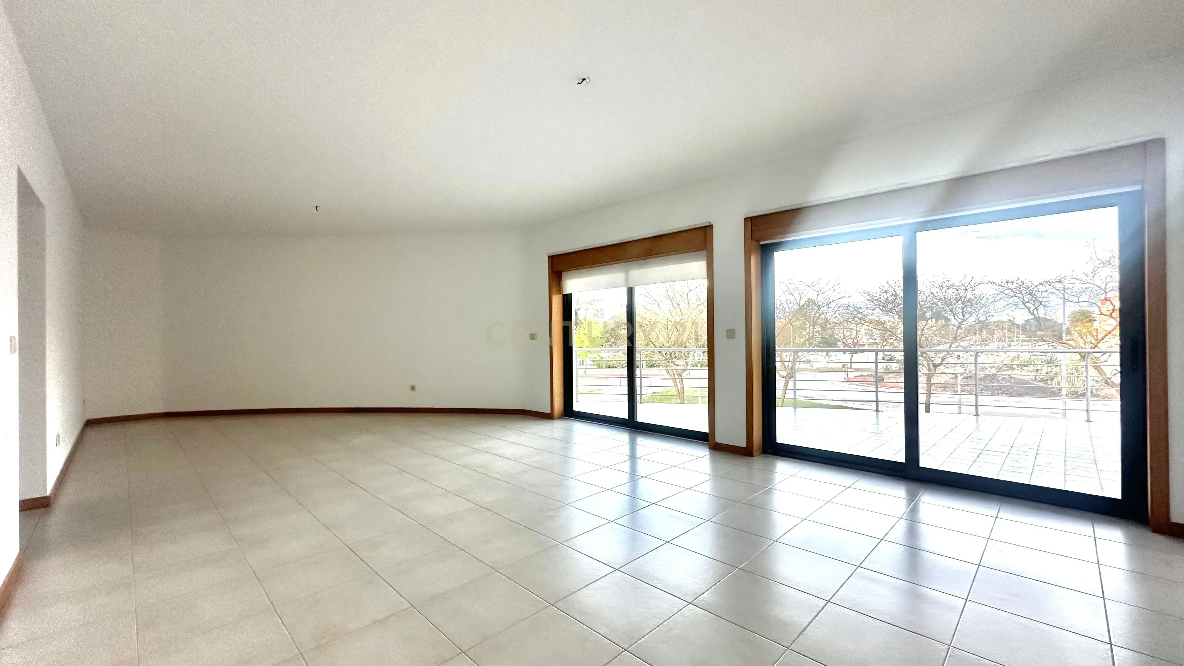 Fotografia 5 de Apartamento T4 com Terraço, Varandas, Garagem e Lugar de Estacionamento, na Vila Serena, Pinhal Novo
