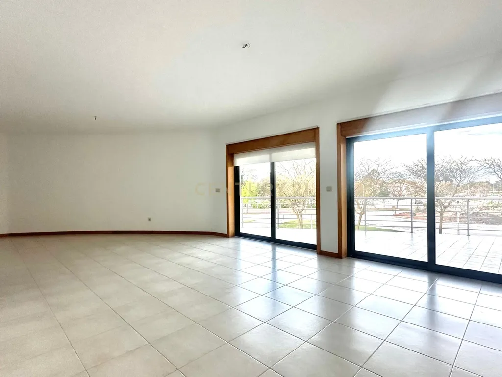 Apartamento T4 com Terraço, Varandas, Garagem e Lugar de Estacionamento, na Vila Serena, Pinhal Novo - Image 5