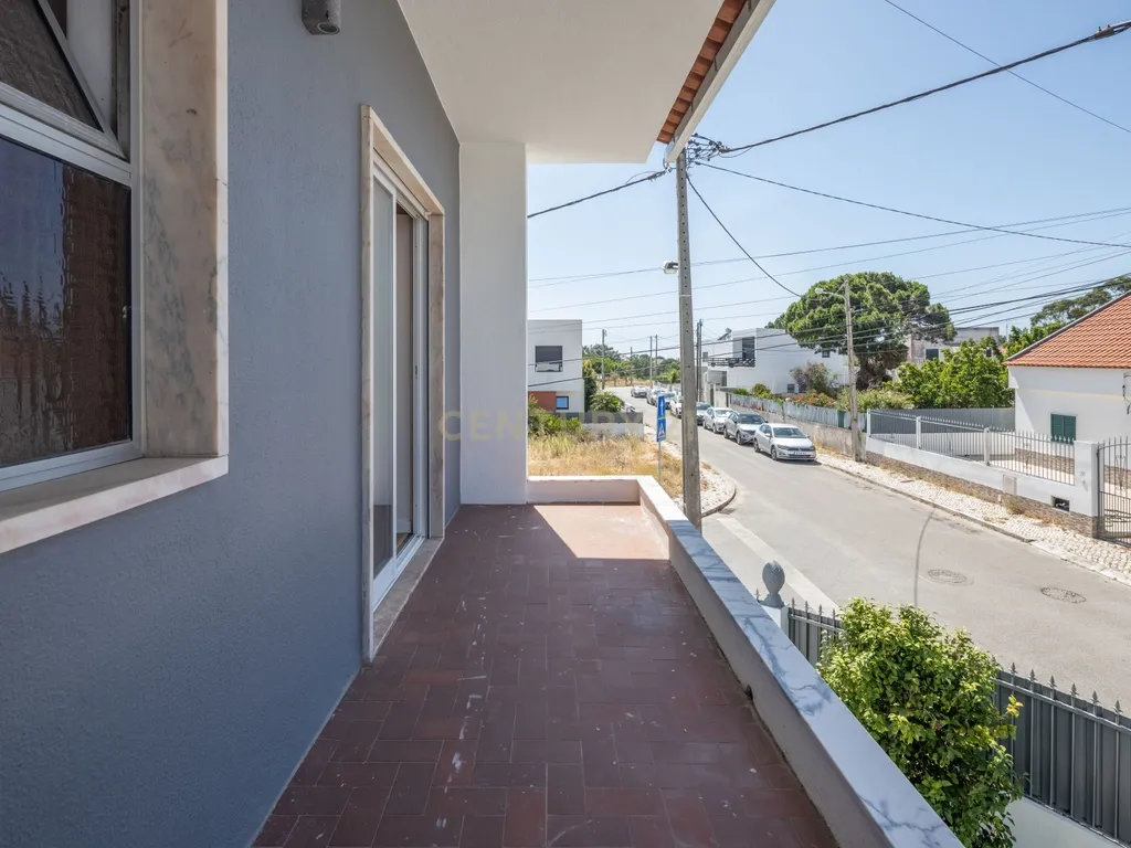 Moradia T4 com Anexo | Garagem Independente | 221 m² de Construção | 10 minutos da praia | Quintinhas | Charneca de Caparica - Image 27