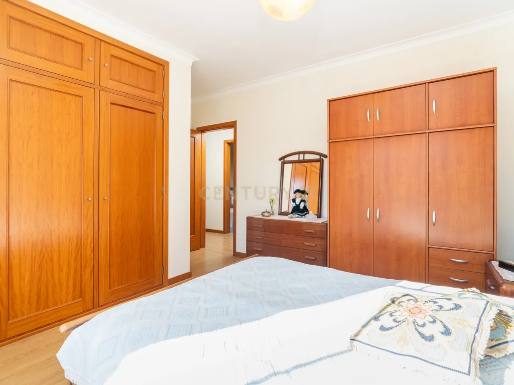 Moradia T4 com sótão versátil e excelentes acessos – uma oportunidade única - Image 14