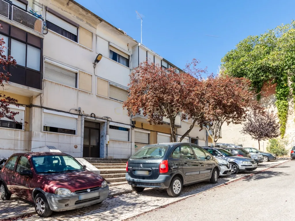 T2 com Potencial no Coração de Cacilhas Prático, Central e com o Charme da Tradição - Image 33