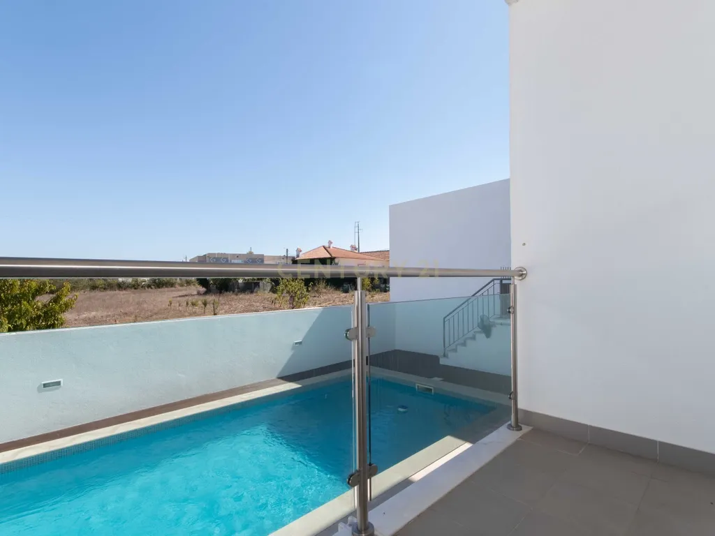 Moradia Isolada de Arquitetura Moderna com Piscina, Jardim e Garagem (Morelena /Pêro Pinheiro) - Image 19