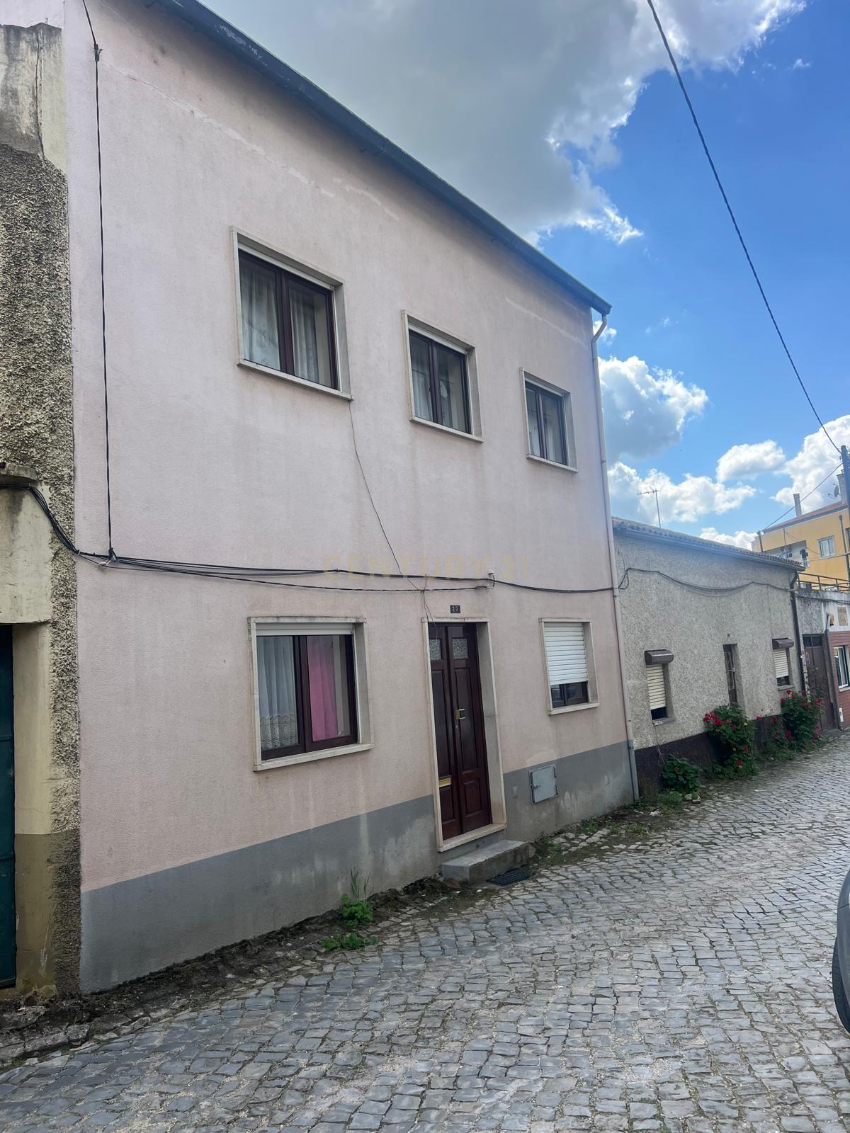 Moradia Pronta a Habitar no Centro do Avelar – Terraço, Telhado Renovado e Localização Privilegiada - Image 1