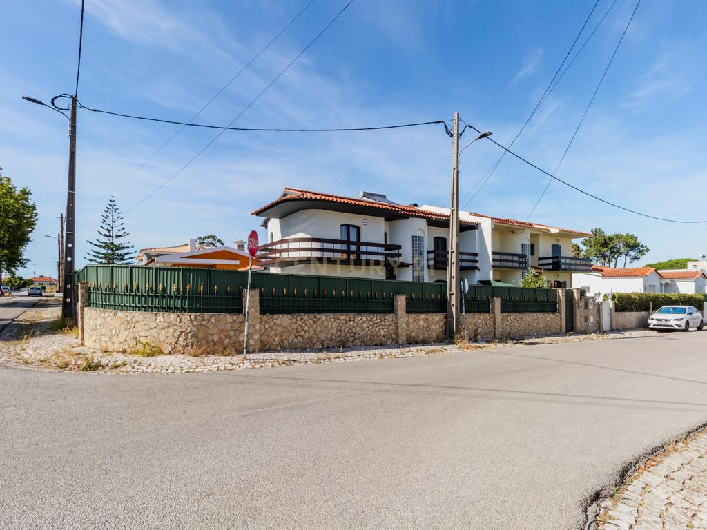 Moradia T4 como nova com piscina na Marisol em Lote de 500m² - Image 106