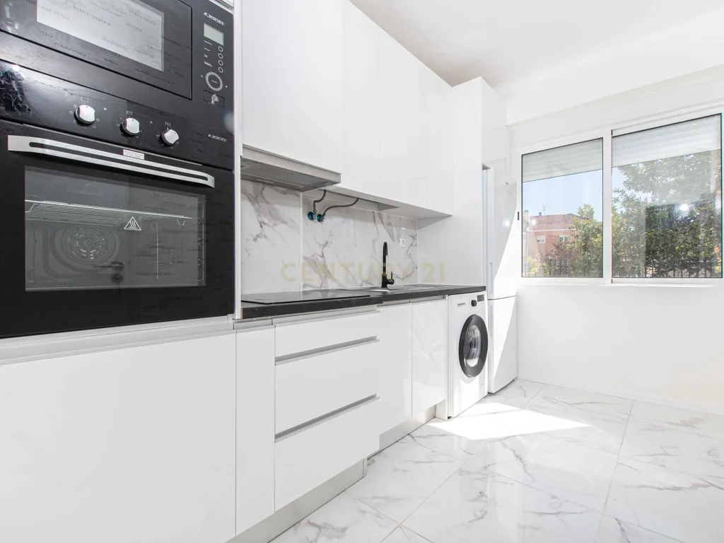 Apartamento T1 Renovado no Centro da Amadora - Image 13