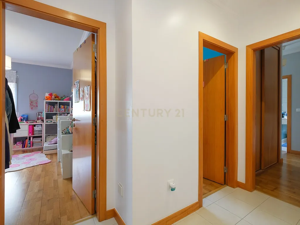 Apartamento T3 com Excelentes Áreas e Garagem na Urbanização Moinho do Guizo – Mina de Água, Amadora - Image 13