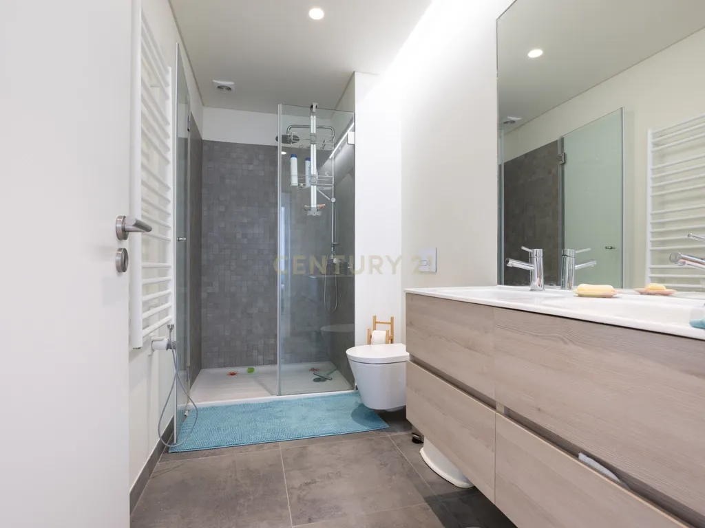 Moradia Nova com 5 quartos + 2 dentro de um condomínio localizado a apenas 5 minutos do Kings College Cascais - Image 25
