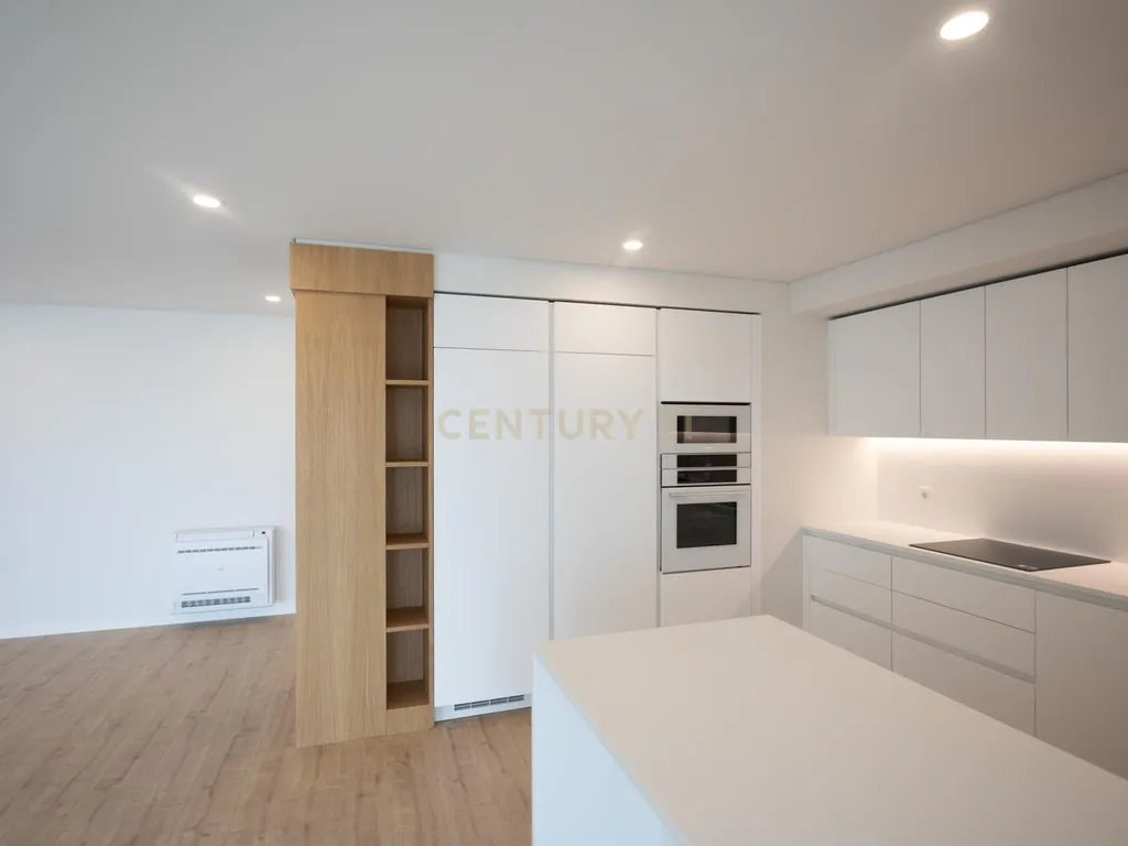 Apartamento T3 com estacionamento e piscina - Areeiro - Image 2