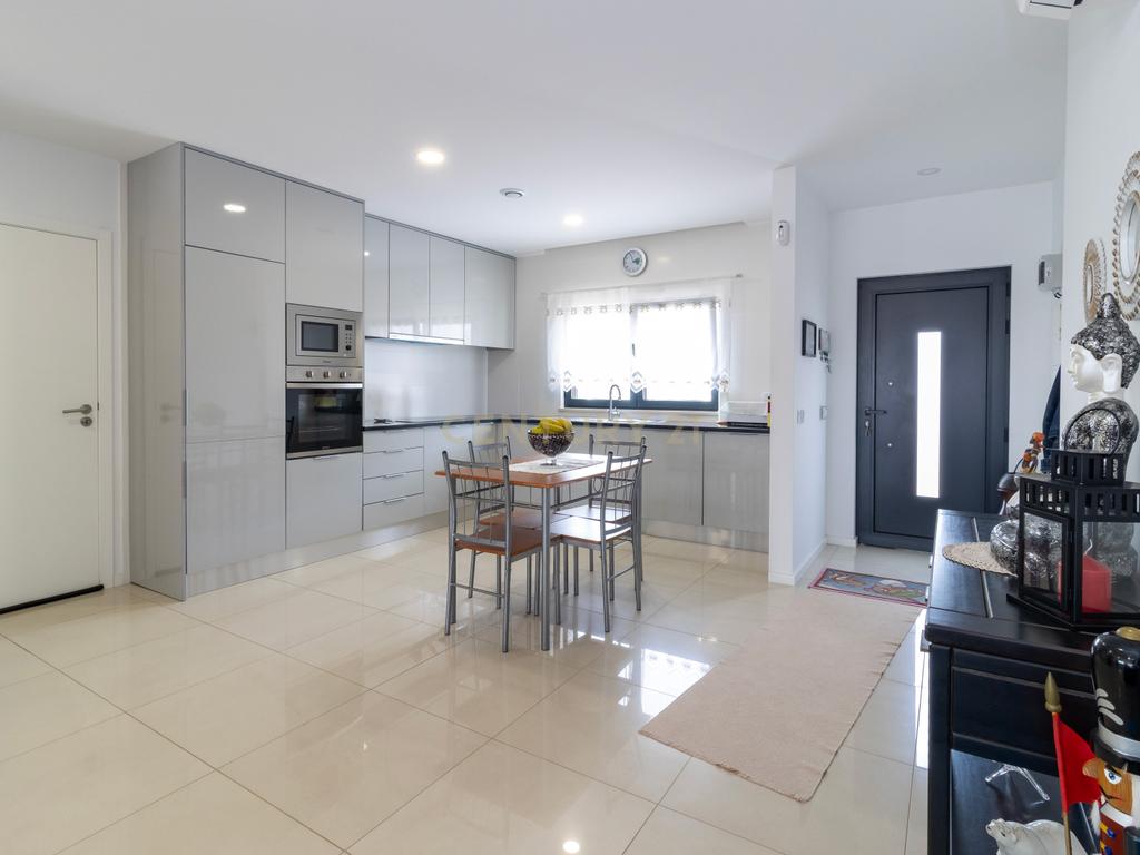 Excelente Moradia T3 Térrea SEMI-NOVA em Alcobaça com Jardim e garagem - Image 6