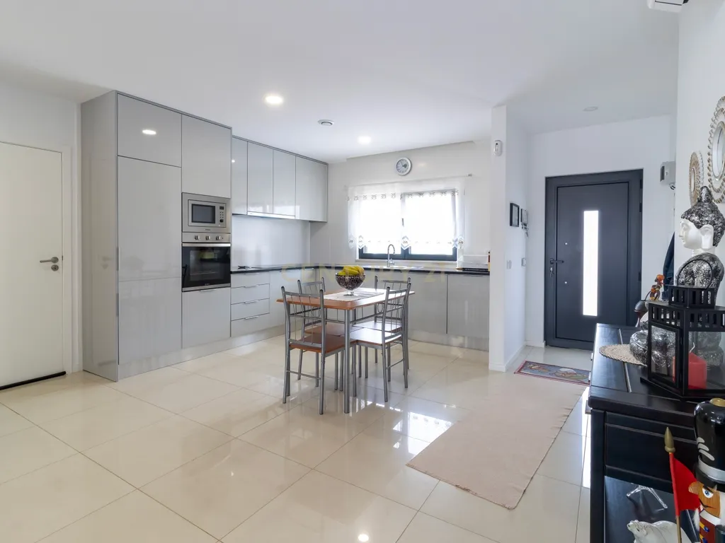 Excelente Moradia T3 Térrea SEMI-NOVA em Alcobaça com Jardim e garagem - Image 6
