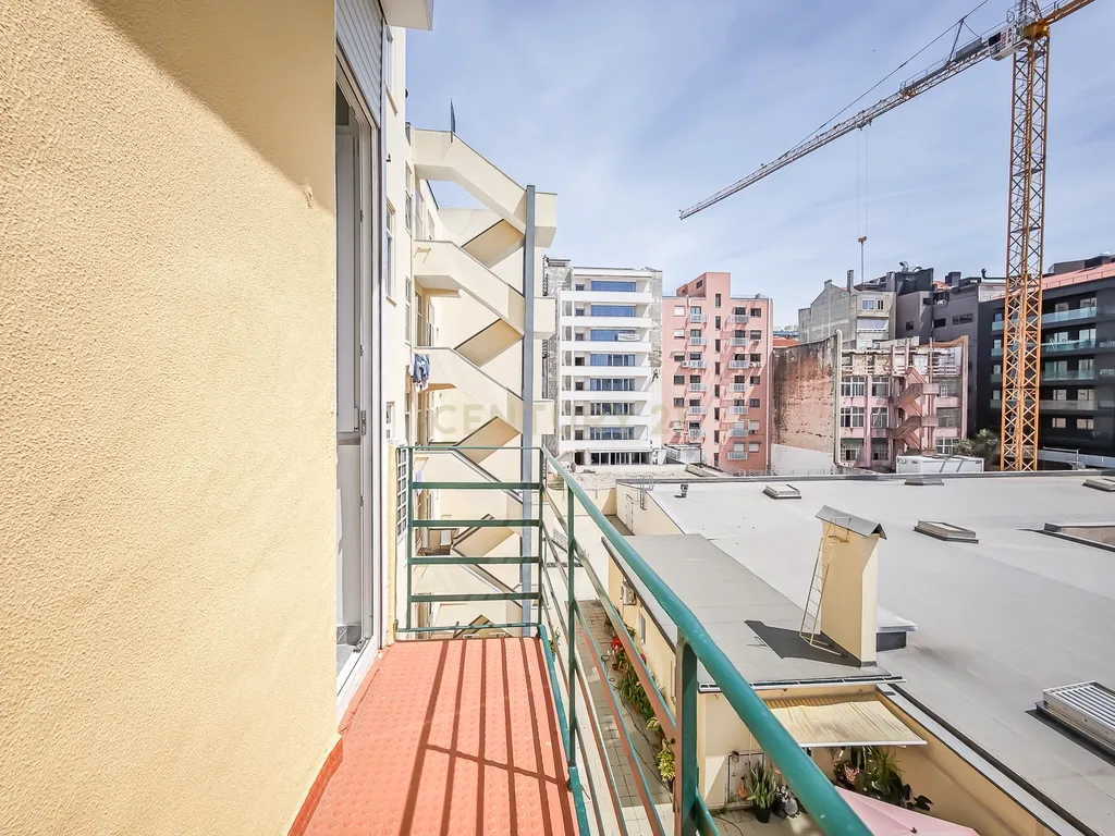 Apartamento T3 de Luxo na Av. Elias Garcia — Totalmente Mobilado e Pronto a Habitar - Image 25