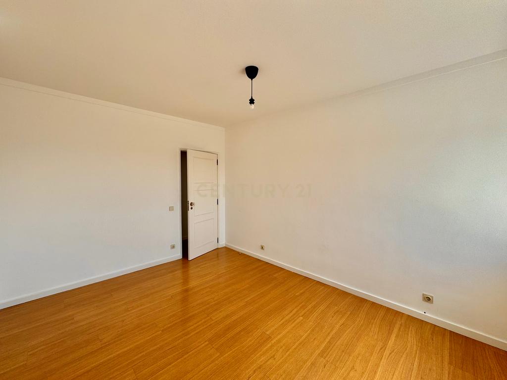 Apartamento T4 no centro de Santo Tirso - Image 8