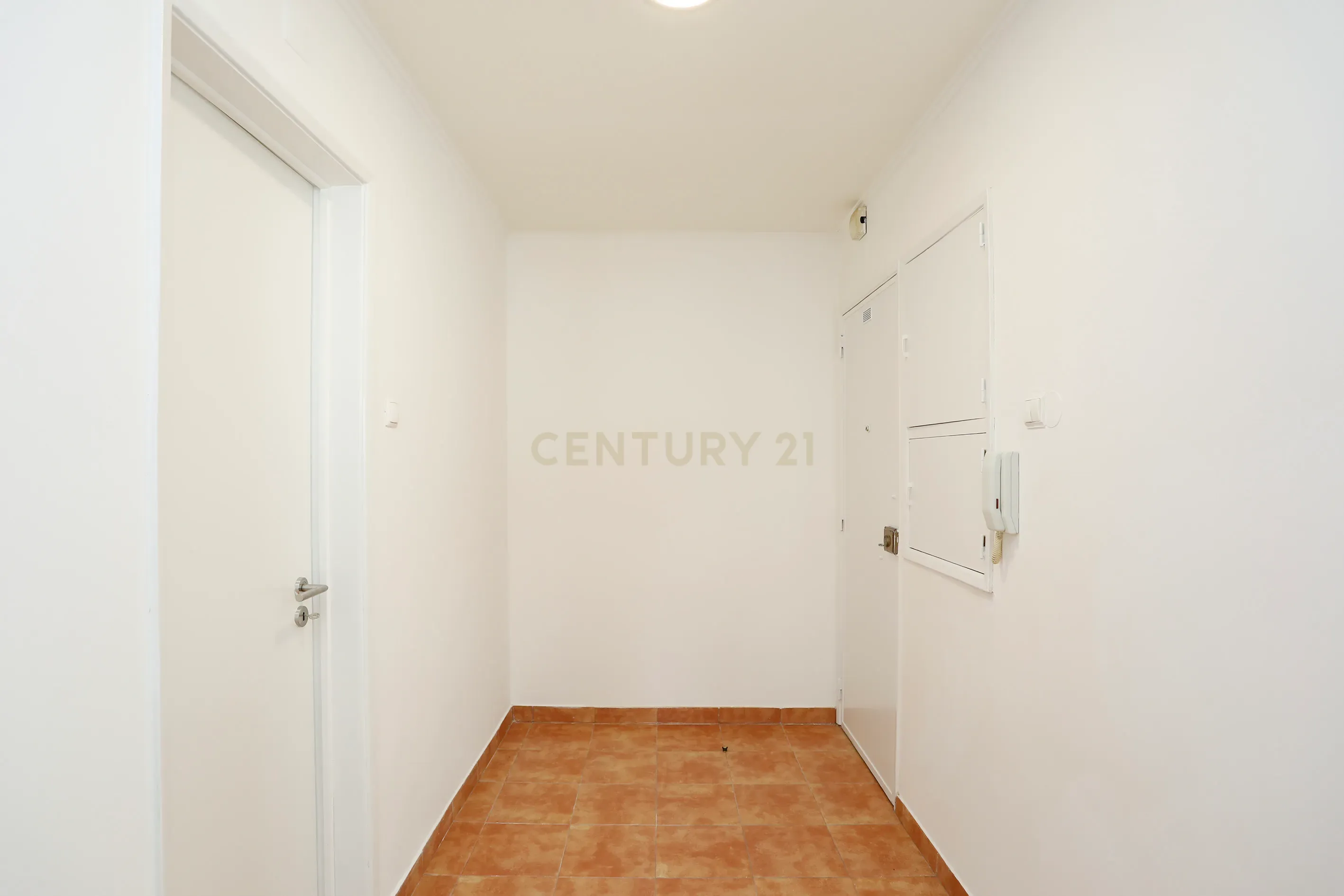 T1 com Logradouro para Arrendamento – Totalmente Remodelado - Image 3