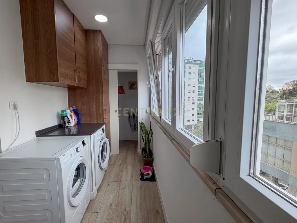 T3 Totalmente Remodelado com Vista Deslumbrante para o Rio Tejo — Cacilhas, Almada - Image 12
