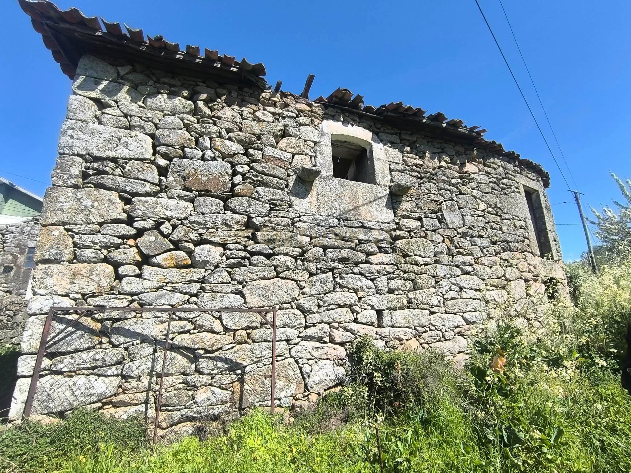 Fotografia 4 de Casa antiga, em pedra de granito, com terreno, poço e árvores de fruto.