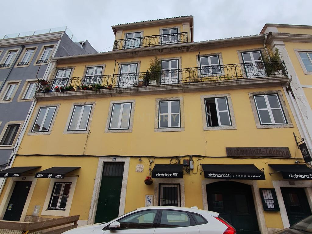 Apartamento T2 em Alcantara em Localização Privilegiada - Image 2