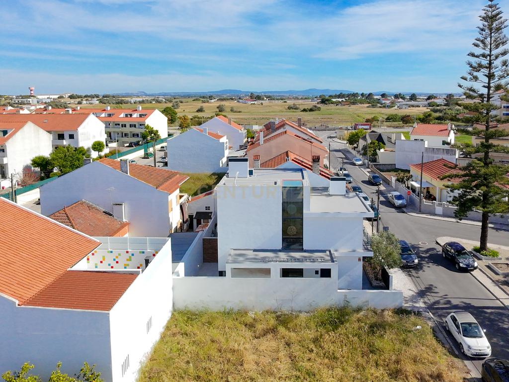Moradia T3 com 3 Suites e Arquitetura Distinta em Samouco, Alcochete - Image 49